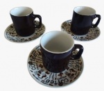 Lote com três xícaras para café em porcelana na tonalidade marrom. Medida: altura 6 cm diâmetro 6 cm.