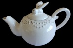 TANIA BULHÕES MAISON DU BAC- Grande bule em porcelana branca com detalhes em alto relevo e pegador em tema de abelha. Medida: altura 18 cm largura 16 cm comprimento 25 cm.