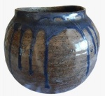 Vaso em cerâmica pintado artesanalmente na tonalidade azul e cinza. Medida: altura 18 cm diâmetro 20 cm. 