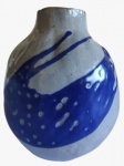 Floreiro em cerâmica pintado artesanalmente na tonalidade azul e cinza. Medida: altura 16 cm diâmetro 13 cm.