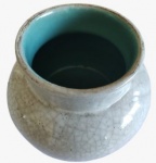 Vaso em cerâmica pintado na tonalidade branca craquelada. Medida: altura 15 cm diâmetro 16 cm. 