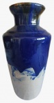 AMARILIS- Floreira em cerâmica pintada artesanalmente na tonalidade azul e bege. Medida: altura 22 cm diâmetro 10 cm.