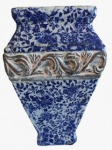 Antigo valo em barro pintado artesanalmente na tonalidade azul em tema floral. Medida: altura 30 cm largura 16 cm comprimento 16 cm.
