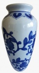 Vaso em porcelana branca pintada na tonalidade azul em tema floral. Medida: altura 25 cm diâmetro 12 cm.