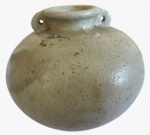 Floreira em cerâmica pintada na tonalidade bege. Medida: altura 12 cm diâmetro 14 cm.