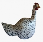 Galinha em madeira pintada artesanalmente. Medida: altura 25 cm largura 12 cm comprimento 25 cm.