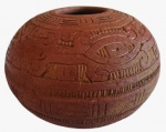 R. CARDOSO - Vaso em cerâmica esculpido artesanalmente, peça assinada. Medida: Altura 12 cm diâmetro 15 cm.
