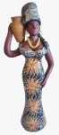 LEONILDO - Escultura em barro pintado artesanalmente representando uma mulher. Medida: altura 32 cm diâmetro 8 cm.