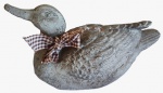 Escultura em resina representando um pato. Medida: altura 15 cm largura 12 cm comprimento 25 cm.