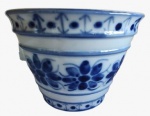 PORCELANA MONTE SIÃO - Vaso em porcelana pintado na tonalidade azul em tema floral. Medida: altura 16 diâmetro 22 cm.