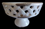 Fruteira em porcelana pintada artesanalmente na tonalidade branca  craquelada com detalhes rústicos na pintura e borda vazada. Medida: altura 18 cm diâmetro 25 cm.