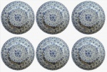 ROBERTO SIMÕES - Lote com seis pratos rasos em porcelana pintado artesanalmente em tema floral na tonalidade azul claro e azul escuro. Medida: diâmetro 28 cm. 