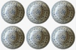 ROBERTO SIMÕES - Lote com seis pratos fundos em porcelana pintado artesanalmente em tema floral na tonalidade azul claro e azul escuro. Medida: diâmetro 22 cm. 
