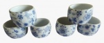 ROBERTO SIMÕES - Lote com seis prendedores de guardanapo em porcelana pintado artesanalmente em tema floral na tonalidade azul claro e azul escuro. Obs: um com quebrado na borda 