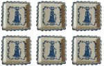 Lote com seis pratinhos em porcelana com borda trabalhada com pintura na tonalidade azul em tema de dama. Medida: 16x16 cm.