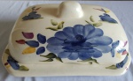 Porta manteiga em porcelana pintado artesanalmente em tema floral. Medida: altura 10 cm largura 16 cm comprimento 20 cm.