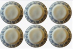 PORCELANA GERMER- Lote com seis pratos rasos em porcelana com borda trabalhada na tonalidade azul. Medida: diâmetro 25 cm. 