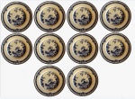 ALFRED ENGLAND MEAKIN- JESMONDE- Lote com 10 pratos rasos em porcelana inglesa com pintura estilo azul borrão na tonalidade azul em tema floral. Obs: dois pratos com mínimo bicado na borda. Medida: diâmetro 23 cm. 