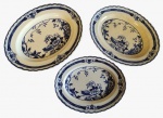 ALFRED ENGLAND MEAKIN- JESMONDE- Lote com três travessas ovais em porcelana inglesa com pintura estilo azul borrão na tonalidade azul em tema floral. Medida maior: altura 4 cm largura 25 cm comprimento 30 cm.