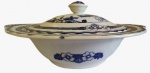 ALFRED ENGLAND MEAKIN- JESMONDE- Sopeira em porcelana inglesa com pintura estilo azul borrão na tonalidade azul em tema floral. Medida: altura 8 cm diâmetro 28 cm.