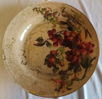 Prato decorativo com pintura em tema de frutas. Medida: diâmetro 23 cm.