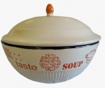 Sopeira em porcelana na tonalidade branca e laranja. Medida: altura 18 cm diâmetro 25 cm.