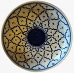 Prato em porcelana pintado com detalhes na tonalidade azul. Medida: altura 4 cm diâmetro 18 cm. 