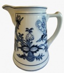 STEATITA PARANÁ - Leiteira em porcelana branca com pintura na tonalidade azul em tema floral. Medida: altura 15 cm largura 10 cm comprimento 17 cm. 