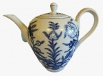 STEATITA PARANÁ - Bule em porcelana branca com pintura na tonalidade azul em tema floral. Medida: altura 20 cm largura 15 cm comprimento 25 cm. 