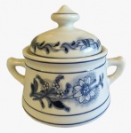 STEATITA PARANÁ - Açucareiro em porcelana branca com pintura na tonalidade azul em tema floral. Medida: altura 12 cm largura 12 cm comprimento 16 cm. 