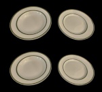 MAPPIN & WEBB- Lote com quatro pratos em porcelana, sendo dois rasos e dois fundos com borda dourada e verde. Medida: diâmetro 23 cm.