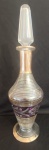 Antiga licoreira em cristal com detalhes em dourado e vermelho. Obs: pequeno bicado na parte da tampa interna e desgaste no dourado. Medida: altura 33 cm diâmetro 10 cm. 