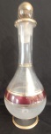 Antiga licoreira em cristal com detalhes em dourado e vermelho. Obs: desgaste no dourado. Medida: altura 33 cm diâmetro 15 cm. 