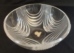 Centro de mesa em cristal com lapidação em baixo relevo. Medida: altura 10 cm diâmetro 18 cm. 