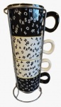 IMAGINARIUM - Lote com quatro xícaras em porcelana sendo duas na tonalidade branca e duas na tonalidade preta com suporte em ferro prateado. Medida: altura 7 cm diâmetro 8 cm.
