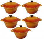 FINLANDEK SELECT- Lote com cinco caçarolas em porcelana na tonalidade vermelha e laranja. Medida:  altura 12 cm diâmetro 15 cm. 