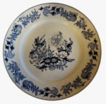 Prato decorativo em porcelana com pintura na tonalidade azul em tema floral. Medida: diâmetro 25 cm. 