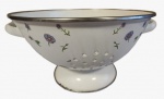 Escorredor para macarrão em ferro com pintura esmaltada em tema floral. Medida: altura 14 cm diâmetro 24 cm. 