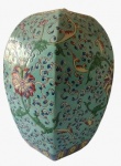 Potiche chinês em porcelana pintado artesanalmente em alto na tonalidade azul turquesa. Medida: altura 39 cm diâmetro 20 cm.
