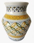 Vaso em cerâmica com pintura vitrificada em tema floral na tonalidade predominante amarelo e verde. Medida: altura 25 cm diâmetro 20 cm. 