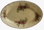 Travessa em porcelana pintado artesanalmente em tema floral com borda azul. Medida: altura 3 cm largura 22 cm comprimento 32 cm.