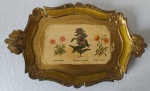 Bandeja decorativa de parede em madeira pintada na tonalidade dourada em tema floral. Medida: 23x36.