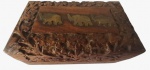 Caixinha indiana em madeira sândalo esculpida artesanalmente com apliques em bronze representando um elefante. Medida: altura 5 cm largura 8 cm comprimento 13 cm.