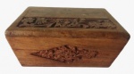 Caixinha indiana em madeira sândalo esculpida artesanalmente com apliques em bronze . Medida: altura 6 cm largura 8 cm comprimento 13 cm.