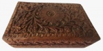 Caixinha indiana em sândalo esculpida artesanalmente em tema floral. Medida: altura 4 cm largura 9 cm comprimento 14 cm.