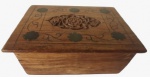 Caixinha indiana em sândalo esculpida artesanalmente em bronze em tema floral. Medida: altura 6 cm largura 11 cm comprimento 14 cm. 