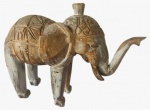 Escultura  indiana em madeira esculpida e pintada artesanalmente representando um elefante. Medida: altura 25 cm largura 15 cm comprimento 30 cm.