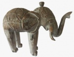 Escultura  indiana em madeira esculpida e pintada artesanalmente representando um elefante com a tromba articulada. Medida: altura 39 cm largura 22 cm comprimento 50 cm.