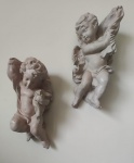 Lote com  dois anjos em gesso pintado na tonalidade bege. Medida: altura 30 cm largura 10 cm comprimento 15 cm. 