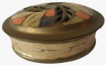 Caixinha em cobre pintada artesanalmente em tema floral com tampa vazada. Medida: altura 4 cm largura 12 cm comprimento 15 cm. 